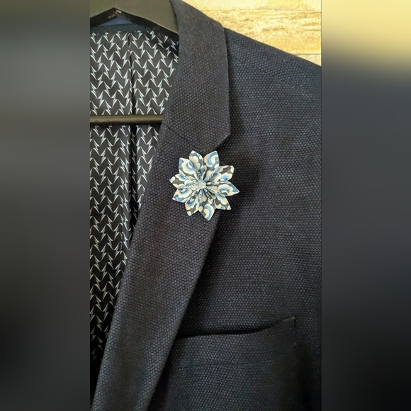 Pital Flower Lapel Pin - Picture 3 of 4